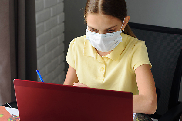 포토 JPG 해외이미지 백인 학생 응시 여자 교육 어린이 학교 마스크 한명 앉기 소녀 상반신 앞모습 노트북 온라인강의 소녀한명만 해외202007 해외포토 서양인 1 시선 뷰포인트 모션 사람 전자제품 강의 여자한명만 소녀만 파일형식 언택트