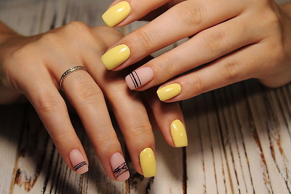 포토 JPG 해외이미지 손 여자 근접촬영 신체부위 손톱관리 네일아트 손톱 해외202007 해외포토 뷰포인트 사람 뷰티 파일형식