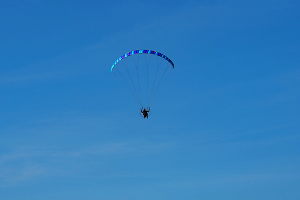 포토 JPG 해외이미지 스포츠 포즈 밭 날개 교통시설 자연 하늘 바람 사람 취미 사람없음 야외 물 파란색 점프 장비 자유 비행 시작 준비 프로펠러 낙하산 엔진 글라이더 땅바닥 무료 착륙 해외202007 해외포토 자연요소 컬러 교통 컨셉 농업 모션 날씨 바닥 시설 생태계 파일형식