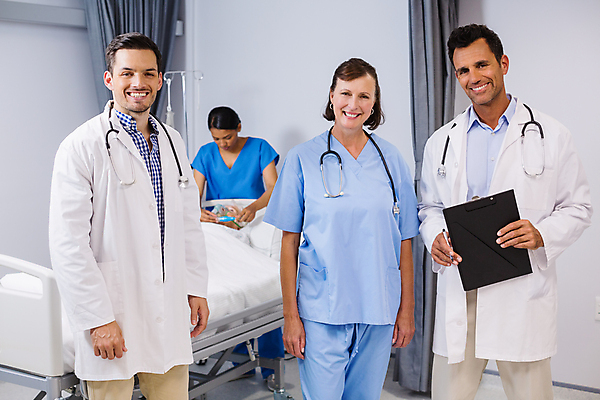 포토 JPG 해외이미지 주간 여자 노년 남자 40대 중년 50대 유니폼 청진기 실내 병원 서기 들기 여러명 20대 성인 눕기 환자 의료진 의사 의사가운 동료 70대 병실 진료기록부 해외202007 해외포토 자연요소 직업 옷 다수 의학 관계 의료기기 모션 사람 청년 내부 진료 가운 파일형식