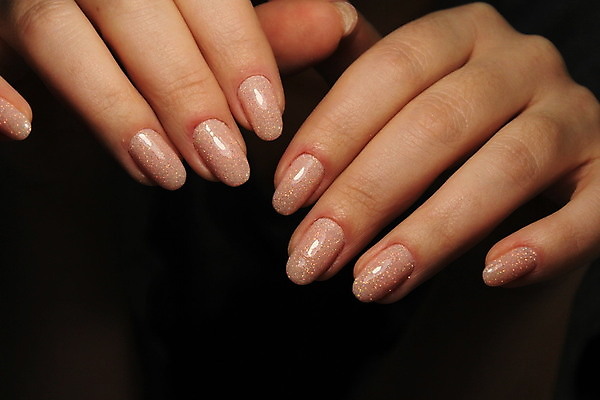 포토 JPG 해외이미지 손 여자 손가락 검은배경 근접촬영 신체부위 손톱관리 네일아트 손톱 해외202007 해외포토 뷰포인트 백그라운드 사람 뷰티 검은색 파일형식