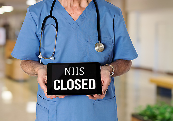 포토 JPG 해외이미지 남자 유니폼 텍스트 청진기 잉글랜드 건강 마스크 사람 전자제품 믿음 의사 메시지 바이러스 질병 사인 전염 전염병 카피스페이스 코로나바이러스 포스트코로나 해외202007 델타변이바이러스 해외포토 옷 감정 의학 의료기기 영국 공백 의료진 사회이슈 감염 파일형식