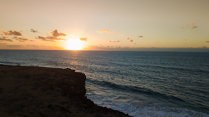 포토 JPG 해외이미지 구름 라이프스타일 모래 파도 바다 섬 여행 자연 하늘 휴가 휴식 안테나 파노라마 풍경 사람없음 야외 물 여름 파란색 관광지 햇빛 태양 황혼 일몰 사막 자유 스카이라인 파라다이스 수평선 해외202007 해외포토 자연요소 계절 컬러 컨셉 통신 촬영기법 생활 노을 생태계 파일형식