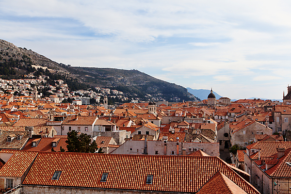포토 JPG 해외이미지 유럽 벽 바다 시계 여행 건축양식 하늘 지붕 산 주택 안테나 사람없음 건물 빨간색 여름 파란색 교회 탑 바위 도시 중세 역사 지중해 타일 타운 크로아티아 종탑 해외202007 해외포토 건축물 계절 건축 나라 컬러 통신 종교건축 돌_바위 파일형식