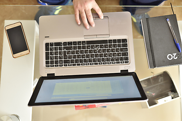 포토 JPG 해외이미지 백인 직업 인터넷 노동자 주택 건강 병원 가면 사람없음 치료 건강관리 웹 고통 의사 작업 열 네트워크 바이러스 질병 스마트 감염 멀리 온라인 알레르기 돌봄 백신 소셜 증상 프리랜서 해로움 해외202007 해외포토 서양인 감정 컨셉 의학 모션 관리 건물 의료진 파일형식