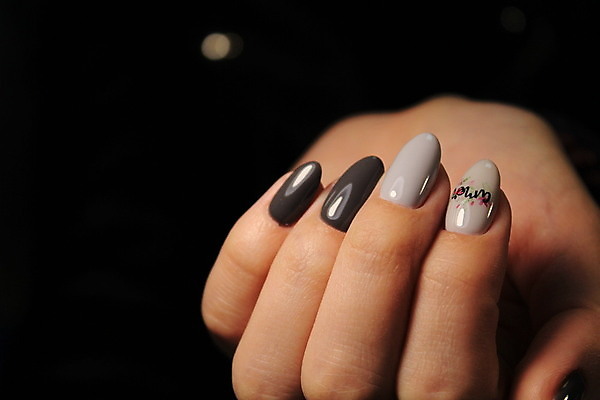 포토 JPG 해외이미지 손 여자 검은배경 근접촬영 신체부위 손톱관리 네일아트 손톱 해외202007 해외포토 뷰포인트 백그라운드 사람 뷰티 검은색 파일형식