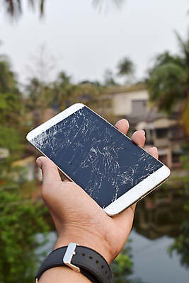 포토 JPG 해외이미지 손 남자 여행 백그라운드 인터넷 비즈니스 통신 무선통신 휴가 미래 한명 안전 사람없음 스마트폰 하이앵글 태블릿 한개 여행객 잡기 방향 주기 기회 보안 신분 통화 보여주기 구식 깨짐 터치스크린 남자한명만 카피스페이스 해외202007 해외포토 1 뷰포인트 컨셉 모션 사람 신체부위 전자제품 핸드폰 스마트기기 공백 남자만 파일형식