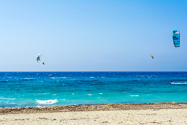 포토 JPG 해외이미지 구름 유럽 모래 스포츠 파도 바다 섬 여행 하늘 바람 휴가 풍경 사람없음 야외 물 여름 파란색 컬러풀 수상스포츠 서핑 지중해 그리스 연 서퍼 그리스인 해외202007 해외포토 자연요소 서양인 계절 나라 컬러 날씨 운동선수 놀이용품 파일형식