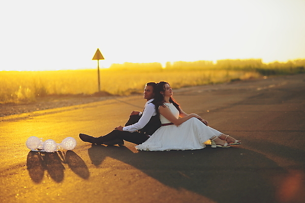 포토 JPG 해외이미지 손 커플 여자 남자 행복 결혼 가족 신혼부부 포옹 자연 하늘 결혼식 남편 키스 함께함 사랑 두명 손잡기 일몰 기쁨 낭만 신혼여행 축하 아내 우아함 저녁 순간 해외202007 해외포토 부부 감정 컨셉 관계 안기 모션 사람 이벤트 신체부위 노을 야간 애정표현 생태계 신혼 파일형식