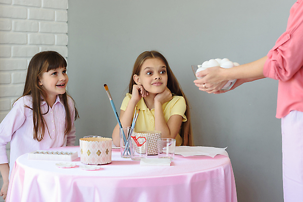 포토 JPG 해외이미지 여자 딸 어린이 가족 서기 들기 앉기 상반신 성인 옆모습 세명 붓 사발 자매 부활절계란 여자만 해외202007 해외포토 뷰포인트 관계 모션 부활절 사람 계란 사기그릇 파일형식
