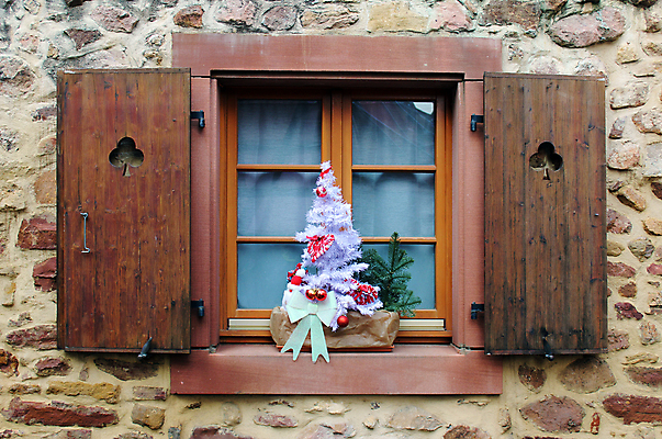 포토 JPG 해외이미지 나무 외관 벽 크리스마스 건축양식 창문 표면 벽돌 사람없음 건물 목재 장식 수확 시골 소나무 판넬 거친 작음 자르기 셔터 프랑스어 옛날 해외202007 해외포토 식물 문자 건축물 기념일 건축 농업 재료 모션 크기 파일형식