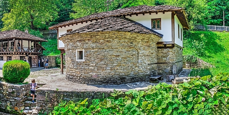 포토 JPG 해외이미지 나무 식물 전통 공원 유럽 문화 여행 건축양식 자연 휴가 휴식 주택 굴뚝 설명 사람없음 건물 목재 강 마을 수확 시골 역사 재산 숲 타운 발칸반도 복잡 불가리아 해외202007 해외포토 건축물 공공시설 건축 나라 컨셉 농업 재료 모션 금융 도시 생태계 파일형식 남유럽