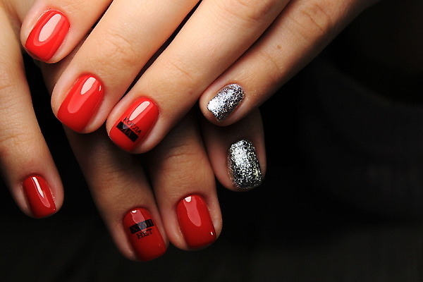 포토 JPG 해외이미지 손 여자 손가락 검은배경 근접촬영 신체부위 손톱관리 네일아트 손톱 해외202007 해외포토 뷰포인트 백그라운드 사람 뷰티 검은색 파일형식