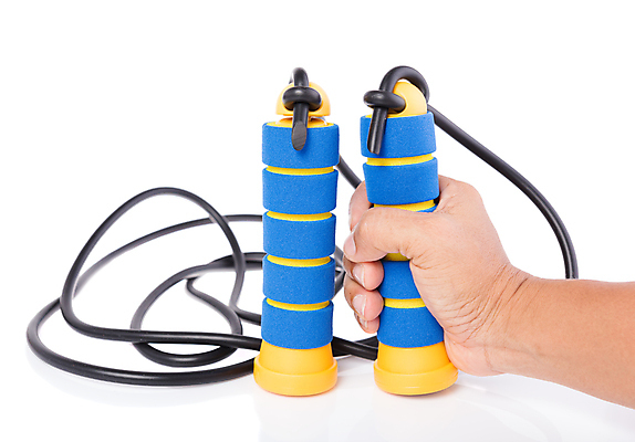 포토 JPG 해외이미지 라이프스타일 손 커플 밧줄 스포츠 백그라운드 곡선 건강 손잡이 사람없음 파란색 장난감 운동 노란색 점프 검은색 힘 장비 게임 흰색 잡기 닫기 코드 연습 오브젝트 체육관 고립 해외202007 해외포토 선 줄 컬러 관계 모션 놀이 생활 신체부위 파일형식