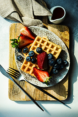 포토 JPG 해외이미지 식기 조각 포크 과일 딸기 사람없음 하이앵글 나이프 블루베리 시럽 와플 나무도마 해외202007 해외포토 뷰포인트 디저트 도마 목재 칼 파일형식