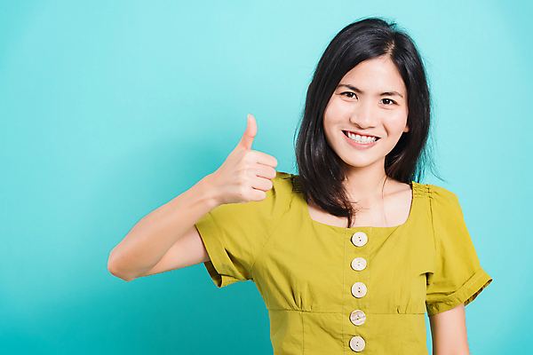 포토 JPG 해외이미지 모델 여자 행복 한명 사람 손짓 성인 30대 엄지손가락 표현 최고 좋음 성인여자한명만 해외202007 해외포토 1 감정 컨셉 손가락 모션 장년 여자한명만 성인여자만 파일형식