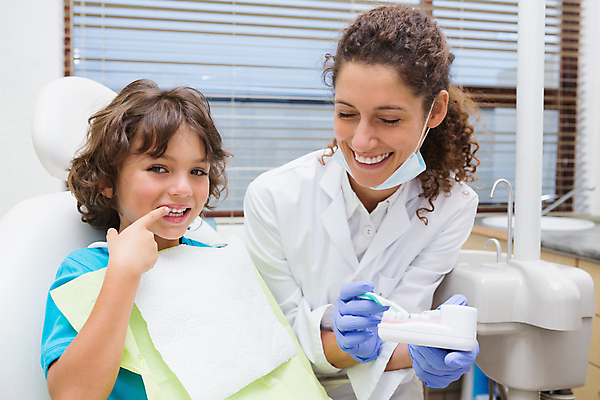 포토 JPG 해외이미지 백인 응시 여자 남자 행복 어린이 실내 치과 병원 설명 소년 20대 성인 두명 학습 건강관리 환자 가리킴 잡기 입 가르침 칫솔 치과의사 치과용품 보여주기 해외202007 해외포토 서양인 시선 교육 감정 의학 모션 건강 관리 사람 손짓 청년 내부 신체부위 위생용품 의사 의료용품 파일형식
