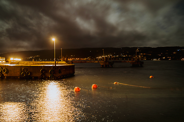 포토 JPG 해외이미지 구름 유럽 바다 여행 비즈니스 건축양식 자연 하늘 전등 노르웨이 풍경 사람없음 야외 건물 물 파란색 빛 도시풍경 반사 항구 일몰 새벽 달 도시 보트 도심 야간 달빛 상업 장노출 암초 스카이라인 스칸디나비아 해외202007 해외포토 자연요소 건축물 건축 나라 컬러 배_교통 교통시설 조명 촬영기법 노을 생태계 파일형식