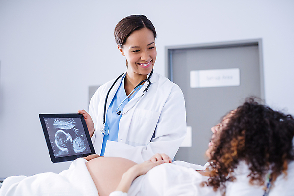 포토 JPG 해외이미지 백인 여자 청진기 병원 20대 성인 두명 30대 태블릿 건강관리 임산부 임신 의사 보여주기 진료실 성인여자만 해외202007 해외포토 서양인 의학 의료기기 모션 건강 관리 사람 청년 장년 전자제품 스마트기기 진료 의료진 여자만 성인만 파일형식