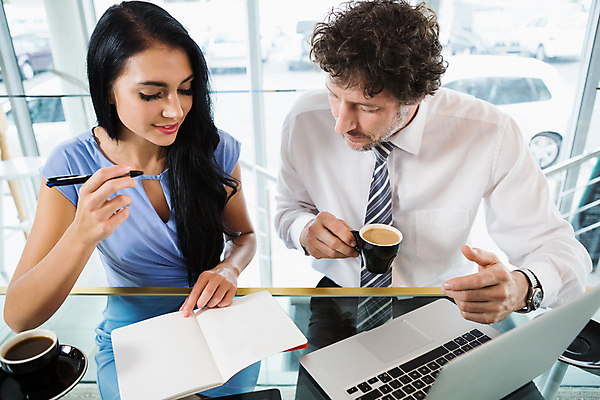 포토 JPG 해외이미지 백인 라이프스타일 응시 여자 남자 음료 40대 중년 회사 비즈니스 직장 실내 들기 앉기 상반신 20대 성인 두명 앞모습 노트북 다이어리 업무 비즈니스맨 비즈니스우먼 커피잔 동료 해외202007 해외포토 서양인 시선 커피 뷰포인트 관계 모션 잔 사람 청년 내부 생활 전자제품 사무용품 작업 직장인 파일형식