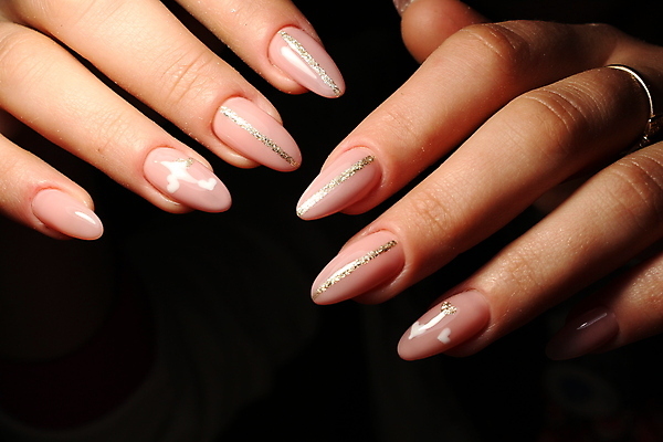 포토 JPG 해외이미지 손 검은배경 근접촬영 신체부위 손톱관리 네일아트 손톱 해외202007 해외포토 뷰포인트 백그라운드 사람 뷰티 검은색 파일형식