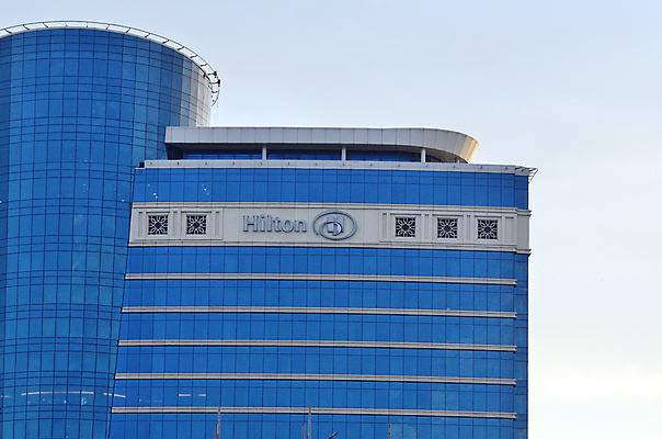 포토 JPG 해외이미지 공원 도로 여행 창문 유리 호텔 휴가 조명 사람 사람없음 건물 빛 축제 산책 철 심볼 사인 정사각형 스포트라이트 아제르바이잔 해외202007 해외포토 도형 건축물 공공시설 나라 길 교통시설 재질 숙소 휴식 파일형식