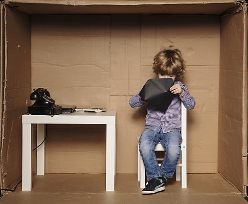 포토 JPG 해외이미지 전신 응시 남자 어린이 비즈니스 봉투 선물 한명 들기 앉기 소년 앞모습 상자 사무실 검은색 기쁨 업무 비즈니스맨 범죄 작음 확인 만족 뇌물 소년만 소년한명만 해외202007 해외포토 1 시선 감정 뷰포인트 컬러 모션 사람 작업 직장인 크기 남자만 남자한명만 어린이만 파일형식