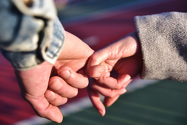 포토 JPG 해외이미지 손 커플 여자 남자 행복 유럽 2 손가락 가족 관계 함께함 발렌타인데이 관리 사랑 사람 성인 사람없음 야외 봄 우정 터치 가을 흰색 잡기 쌍 닫기 정상 우크라이나 인기 해외202007 해외포토 계절 감정 나라 컬러 컨셉 모션 데이이벤트 신체부위 친구 파일형식