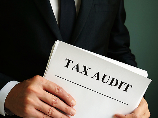 포토 JPG 해외이미지 남자 한명 사람 성인 금융 점검 회계 세금 성인남자한명만 해외202007 해외포토 1 경제 남자한명만 성인남자만 파일형식