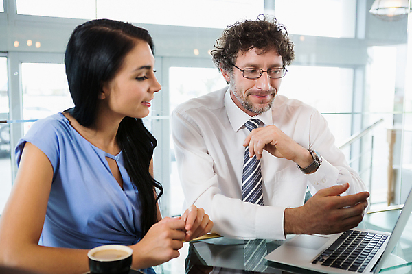 포토 JPG 해외이미지 백인 라이프스타일 응시 여자 남자 음료 40대 중년 회사 비즈니스 직장 실내 앉기 손짓 상반신 20대 성인 두명 앞모습 옆모습 노트북 비즈니스맨 비즈니스우먼 커피잔 동료 해외202007 해외포토 서양인 시선 커피 뷰포인트 관계 모션 잔 사람 청년 내부 생활 전자제품 직장인 파일형식
