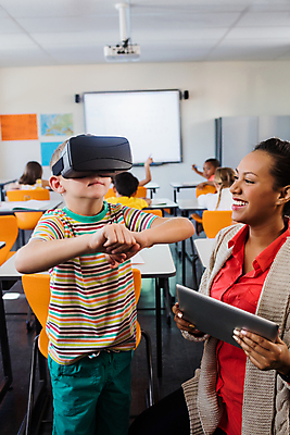 포토 JPG 해외이미지 외국인 응시 여자 교육 남자 초등학생 어린이 교실 학교 수업 초등학교 들기 소년 여러명 상반신 20대 성인 앞모습 옆모습 태블릿 교사 VR기기 해외202007 해외포토 직업 학생 시선 뷰포인트 다수 모션 사람 인종 청년 전자제품 스마트기기 기계 가상현실 파일형식