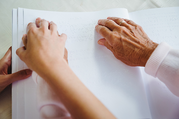포토 JPG 해외이미지 라이프스타일 손 실내 신체부위 독서 간호사 도움 책상 시각장애인 점자 손짚기 점자책 해외202007 해외포토 가구 컨셉 사람 손짓 내부 생활 책 의료진 장애인 파일형식