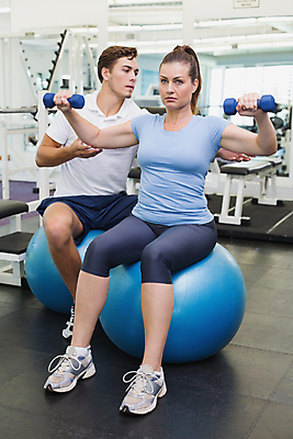 포토 JPG 해외이미지 백인 여자 남자 스포츠 근육 실내 건강 사람 앉기 20대 성인 두명 30대 운동복 운동 강사 아령 헬스장 장비 잡기 날씬함 집중 연습 체육관 리프팅 성인만 해외202007 해외포토 서양인 직업 옷 컨셉 모션 청년 내부 장년 헬스 몸매 파일형식