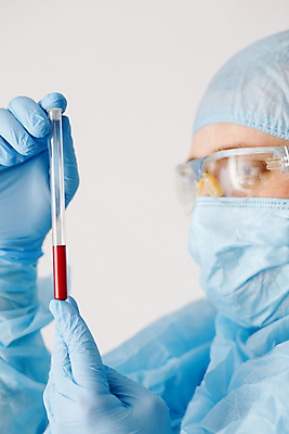 포토 JPG 해외이미지 주간 응시 남자 회색배경 실내 건강 병원 실험 한명 들기 사람 상반신 성인 옆모습 의료진 의사 혈액 바이러스 질병 연구원 시험관 수술장갑 보안경 성인남자한명만 방호복 해외202007 해외포토 자연요소 직업 1 시선 옷 뷰포인트 장갑 백그라운드 의학 모션 실험기구 내부 회색 안전장비 남자한명만 성인남자만 파일형식