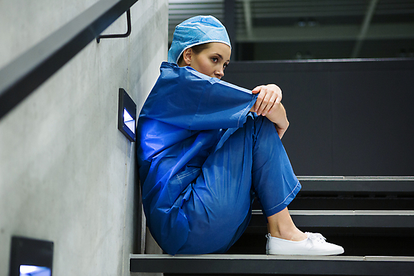 포토 JPG 해외이미지 주간 전신 응시 여자 벽 40대 중년 생각 실내 병원 피곤 한명 앉기 성인 옆모습 계단 의료진 의사 웅크림 중년여자한명만 해외202007 해외포토 자연요소 직업 1 시선 뷰포인트 컨셉 의학 모션 사람 내부 여자한명만 중년여자만 파일형식