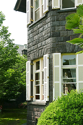 포토 JPG 해외이미지 나무 식물 전통 공원 꽃 벽 분홍색 건축양식 창문 자연 벽돌 주택 풍경 사람없음 야외 건물 빨간색 세로 초록색 여름 마을 정원 일본 봄 바위 우아함 타운 내추럴 뒤뜰 스타일 해외202007 해외포토 건축물 계절 공공시설 건축 아시아 컬러 컨셉 돌_바위 도시 생태계 파일형식