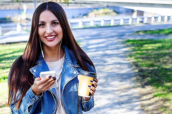 포토 JPG 해외이미지 백인 모델 학생 여자 얼굴 음악 갈색머리 한명 사람 10대 스마트폰 헤드폰 긍정 스타일 해외202007 해외포토 서양인 1 헤어스타일 음향기기 컨셉 청소년 문화예술 신체부위 핸드폰 스마트기기 파일형식
