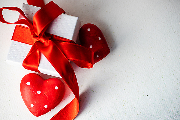 포토 JPG 해외이미지 커플 리본 발렌타인데이 사랑 사람없음 선물상자 상자 하트 흰배경 해외202007 해외포토 모양 감정 백그라운드 관계 데이이벤트 선물 흰색 파일형식