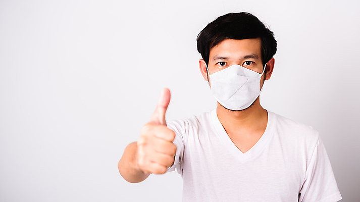 포토 JPG 해외이미지 남자 백그라운드 건강 마스크 한명 안전 사람 동양인 고통 의사 엄지손가락 흰색 바이러스 예방 위생관리 인플루엔자 전염병 좋음 남자한명만 코로나바이러스 포스트코로나 해외202007 델타변이바이러스 해외포토 1 감정 컬러 컨셉 손가락 관리 인종 의료진 질병 사회이슈 남자만 파일형식
