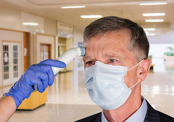 포토 JPG 해외이미지 남자 백그라운드 컨셉 건강 마스크 한명 안전 사람 간호사 의사 비즈니스맨 복도 바이러스 질병 온도계 체온계 측정 예방 전염병 남자한명만 코로나바이러스 포스트코로나 해외202007 델타변이바이러스 해외포토 1 비즈니스 의학 의료진 직장인 사회이슈 남자만 파일형식