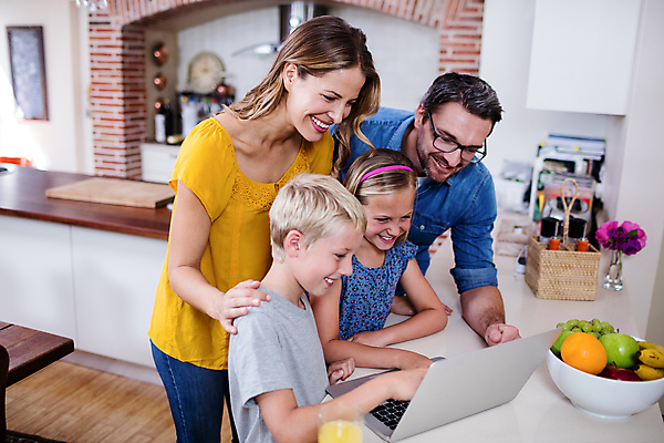 포토 JPG 해외이미지 백인 라이프스타일 응시 여자 남자 딸 아들 어린이 과일 가족 엄마 실내 사랑 서기 미소 소년 여러명 상반신 20대 성인 앞모습 옆모습 30대 노트북 부모 아빠 어깨에손 해외202007 해외포토 서양인 시선 감정 뷰포인트 다수 관계 모션 표정 사람 청년 내부 생활 장년 전자제품 파일형식