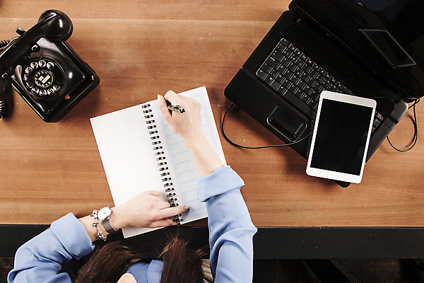 포토 JPG 해외이미지 직업 라이프스타일 백그라운드 인터넷 비즈니스 모션 탁자 직장 관리 한명 사람 목재 스마트폰 컴퓨터 사무실 알약 쪽지 자료 업무 비즈니스우먼 정상 종업원 책상 경영자 리더 바쁨 업무과다 비서 야근 경영 공급 해외202007 해외포토 나무 1 여자 가구 회사 재료 생활 전자제품 핸드폰 스마트기기 약 작업 직장인 파일형식