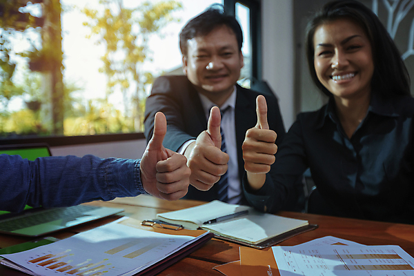 포토 JPG 해외이미지 라이프스타일 응시 여자 남자 행복 비즈니스 사업가 성공 정장 성인 두명 사무실 엄지손가락 최고 업무 비즈니스맨 자신감 경영자 긍정 성인만 해외202007 해외포토 직업 시선 옷 감정 컨셉 손가락 사람 생활 작업 직장인 리더 파일형식