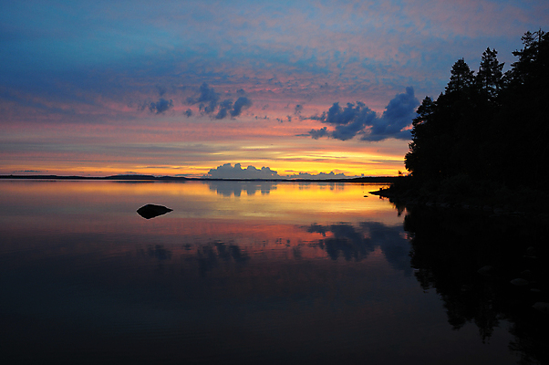 포토 JPG 해외이미지 구름 호수 물결 백그라운드 오렌지 자연 하늘 날씨 휴식 풍경 사람없음 야외 빨간색 물 여름 파란색 빛 햇빛 태양 반사 노란색 침묵 황혼 일몰 새벽 활발 바위 전원 황금 야간 러시아 장면 스카이라인 빛망울 스펙트럼 웅장함 수평선 해외202007 해외포토 자연요소 계절 유럽 컬러 컨셉 과일 노을 소리 돌_바위 전기에너지 생태계 파일형식