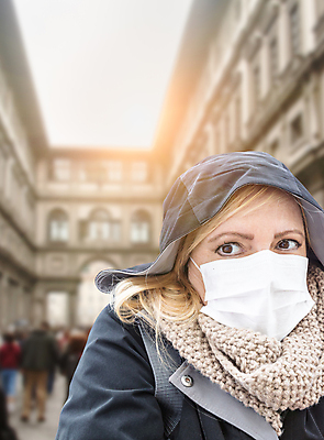 포토 JPG 해외이미지 백인 라이프스타일 여자 유럽 여행 청소년 휴가 건강 마스크 한명 사람 목도리 재킷 고통 바이러스 질병 미술관 위험 여자한명만 코로나바이러스 포스트코로나 해외202007 델타변이바이러스 해외포토 서양인 1 잡화 감정 나라 컨셉 의학 생활 외투 사회이슈 여자만 파일형식