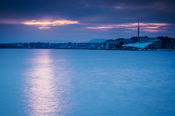 포토 JPG 해외이미지 구름 유럽 바다 섬 여행 건축양식 자연 하늘 노르웨이 사람없음 야외 건물 물 파란색 빛 도시풍경 컬러풀 태양 평화 일출 항구 황혼 일몰 추위 도시 만 황금 저녁 스카이라인 넘어짐 다도해 스칸디나비아 오슬로 피오르 해외202007 해외포토 자연요소 건축물 건축 나라 컬러 컨셉 교통시설 모션 풍경 노을 야간 생태계 지형 파일형식