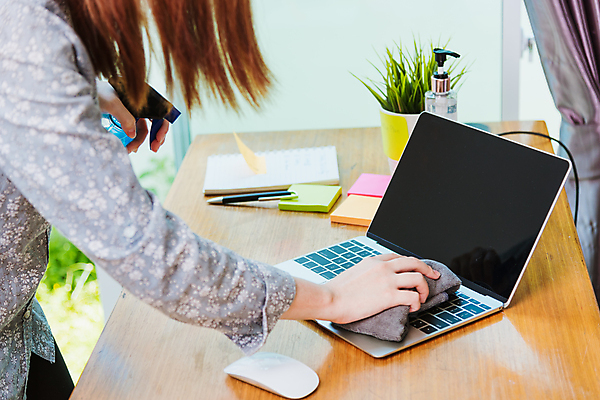 포토 JPG 해외이미지 손 여자 직장 한명 들기 사람 동양인 성인 옆모습 노트북 사무실 키보드 바이러스 책상 예방 닦기 소독제 성인여자한명만 코로나바이러스 손소독제 해외202007 델타변이바이러스 해외포토 1 뷰포인트 가구 회사 비즈니스 모션 인종 신체부위 전자제품 여자한명만 성인여자만 파일형식