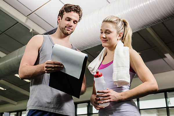 포토 JPG 해외이미지 백인 직업 라이프스타일 여자 남자 지도 실내 건강 대화 서기 사람 20대 성인 두명 운동복 운동 강사 헬스장 집중 체육관 소통 서류판 성인만 해외202007 해외포토 서양인 옷 컨셉 모션 말하기 청년 내부 생활 사무용품 헬스 파일형식
