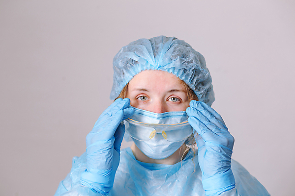 포토 JPG 해외이미지 주간 응시 여자 장갑 회색배경 실내 병원 피곤 마스크 한명 들기 상반신 성인 앞모습 의료진 의사 보안경 성인여자한명만 코로나바이러스 방호복 해외202007 델타변이바이러스 해외포토 자연요소 직업 1 시선 잡화 옷 뷰포인트 백그라운드 컨셉 의학 모션 사람 내부 회색 바이러스 안전장비 여자한명만 성인여자만 파일형식