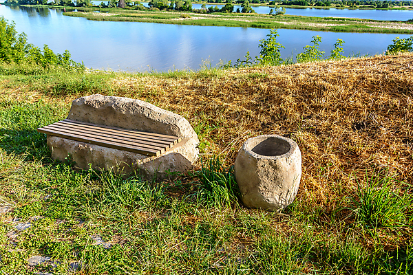포토 JPG 해외이미지 나무 식물 구름 공원 섬 여행 백그라운드 벤치 자연 하늘 날씨 따뜻함 풍경 사람없음 야외 건물 초록색 물 여름 강 햇빛 태양 노란색 맑음 봄 바위 강가 땅 해외202007 해외포토 자연요소 건축물 계절 공공시설 컬러 의자 돌_바위 생태계 파일형식